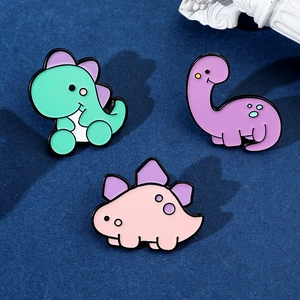 Set di tre spille in smalto a forma di dinosauro colorato in verde, viola e rosa