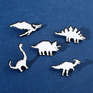 Set di cinque spille dinosauro bianche stile pixel art su uno sfondo blu scuro testurizzato