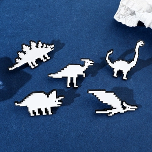 Vista dettagliata di 5 spille in smalto a forma di dinosauro pixel art su sfondo blu
