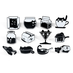 Lot de douze broches en émail noir et blanc avec des motifs créatifs de chats liquides