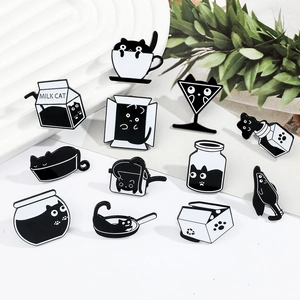 Lot de 11 épingles en émail chat noir et blanc aux formes de récipients variés