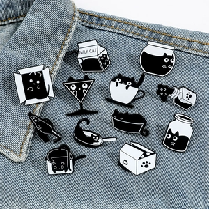 Collection de broches en émail chat noir avec motifs de chat liquide sur tissu denim