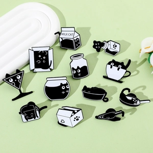Vue à plat de broches en émail chat noir avec motifs de bouteilles d'encre créatives