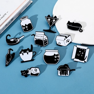 Détail de 12 pin's créatifs en émail chat noir et blanc sur fond bleu texturé