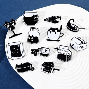 Collection détaillée de pin's chat noir en émail avec formes minimalistes variées