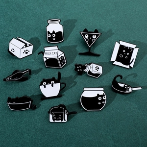 Vue à plat de 12 pin's émaillés noir et blanc avec des chats dans divers récipients