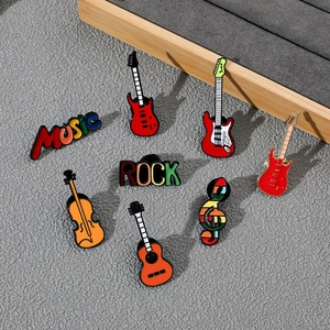 Collection de pin's musicaux en émail avec guitare, violon et notes sur bois