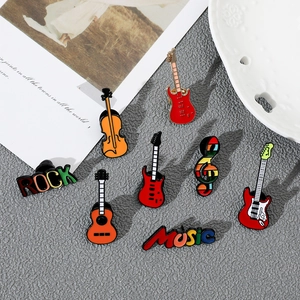 Détail du lot de 8 pin's émaillés musique avec guitares, violoncelles et notes
