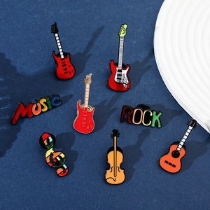 Détail d'un lot de pins en émail thème musique avec guitares colorées et notes de musique