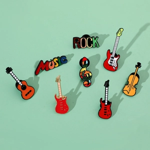 Détail macro de pin's musicaux en émail avec guitares et notes sur fond vert
