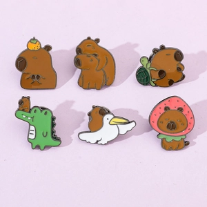 Détails de six pins en émail capybara mignons aux motifs variés sur un fond violet pastel