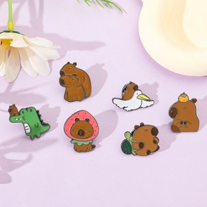 Lot de six épinglettes en émail capybara sur un fond violet doux avec des fleurs