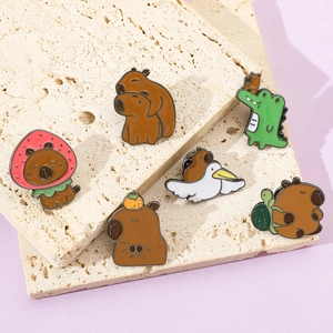 Collection de six badges en émail de capybara mignon sur un support en pierre