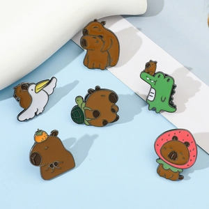 Détail de six pin's mignons en émail Capybara avec motifs d'orange et de crocodile