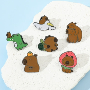 Série de six épingles en émail capybara mignonnes sur pierre blanche et fond bleu clair