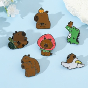 Détails de six pins mignons en émail Capybara sur un fond bleu doux et épuré
