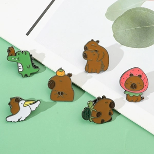 Détail de six pins en émail de capybara mignons avec divers motifs d'interactions