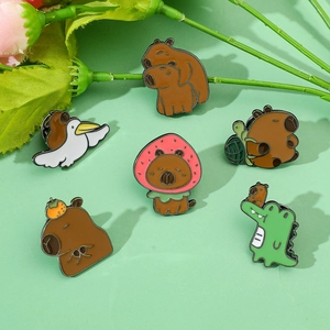 Détail de 6 pins en émail colorés avec divers motifs de capybaras mignons