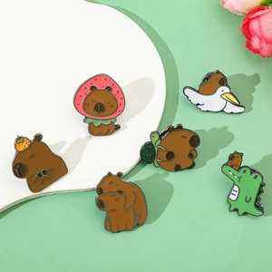 Vue détaillée du lot de pins en émail capybara sur un fond vert menthe et blanc