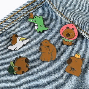 Lot de six broches en émail Capybara mignonnes avec divers motifs sur tissu denim