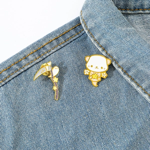 Niedliche Halloween-Emaille-Pins mit Geist und Stern auf blauem Denim-Kragen