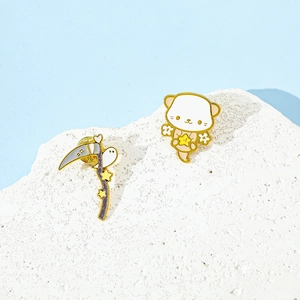 Detailansicht der niedlichen Emaille-Pins mit Geist-Sensen und Otter-Motiv auf Stein-Stativ