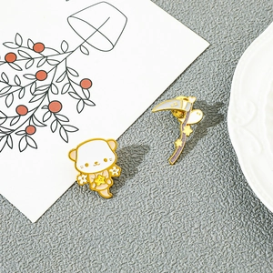 Detailaufnahme süßer Emaille-Pins mit Katze und Geister-Sense auf Deko-Hintergrund