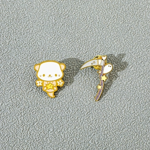 Detailansicht der Emaille-Pins mit einem weißen Otter und einer lila Glitzersense