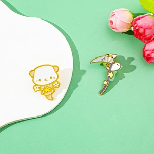 Detail der Emaille-Pins mit weißem Otter und Stern sowie einem kleinen Geist mit Sense
