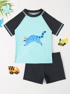 Details zum zweiteiligen Jungen-Badeanzug mit Cartoon-Katzenprint und Raglanärmeln