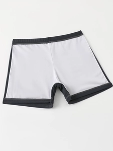 Detail der Jungen Badehose mit weißem Netzfutter und elastischem Bund für Komfort