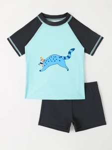 Detailansicht der zweiteiligen Jungen-Schwimmbekleidung mit Cartoon-Druck und Sonnenschutz