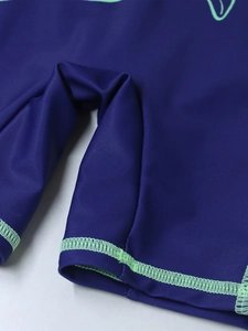 Dettaglio delle cuciture flatlock e del tessuto elastico sui pantaloncini da bagno