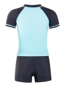 Rückansicht des zweiteiligen Jungen-Badeanzug-Sets mit Raglan-Kurzarm und Badehose