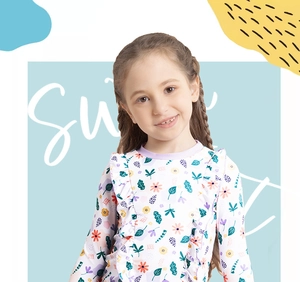 Détail du haut de maillot fille à manches longues avec imprimé floral et volant doux
