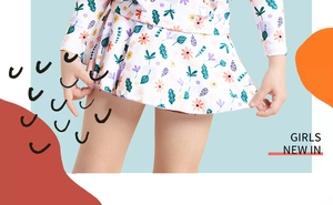 Détail du maillot de bain manches longues à fleurs pour filles avec jupe à volants