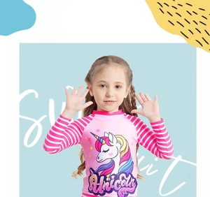 Détail du maillot de bain rose à manches longues pour filles avec motif licorne rayé
