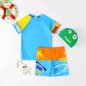 Set mare 3 pezzi da bambino con maglia dinosauro, pantaloncini e cuffia da nuoto verde