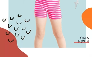 Détail du short de bain rayé pour fille avec rayures roses et motifs latéraux décoratifs