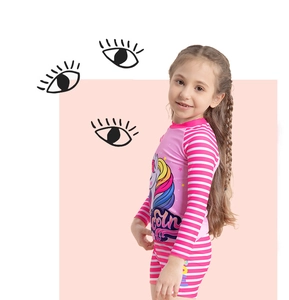 Détail du maillot de bain licorne rose à manches longues avec motifs rayés et tissu élastique
