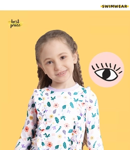 Gros plan du maillot de bain fille à fleurs, manches longues et détails à volants