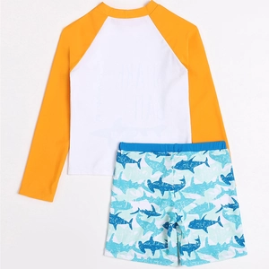 Zweiteiliges Langarm-Schwimmset für Jungen mit Shark Bait Print und gemusterter Badehose