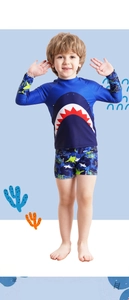 Detalle del conjunto de baño para niño con manga larga y estampado de tiburón
