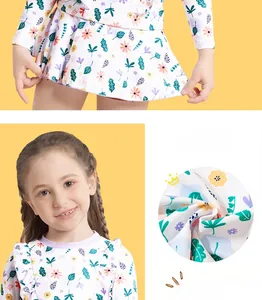 Gros plan sur le motif floral et les volants violets sur le maillot de bain fille
