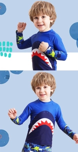 Detalle de bañador para niño de manga larga con estampado de tiburón y protección UV
