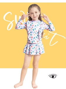 Vue détaillée du maillot de bain floral pour filles avec manches longues et volants