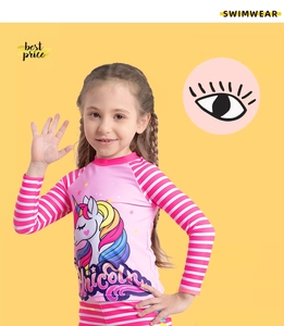 Détail du maillot de bain rose pour filles avec motif licorne et manches rayées
