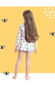 Vue arrière du maillot de bain à manches longues pour filles avec fleurs et jupe