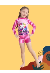 Détail du motif licorne et des manches rayées sur ce maillot de bain pour filles