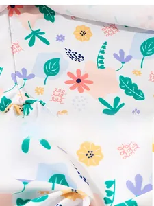 Gros plan du tissu à imprimé floral du maillot de bain pour fille révélant les détails